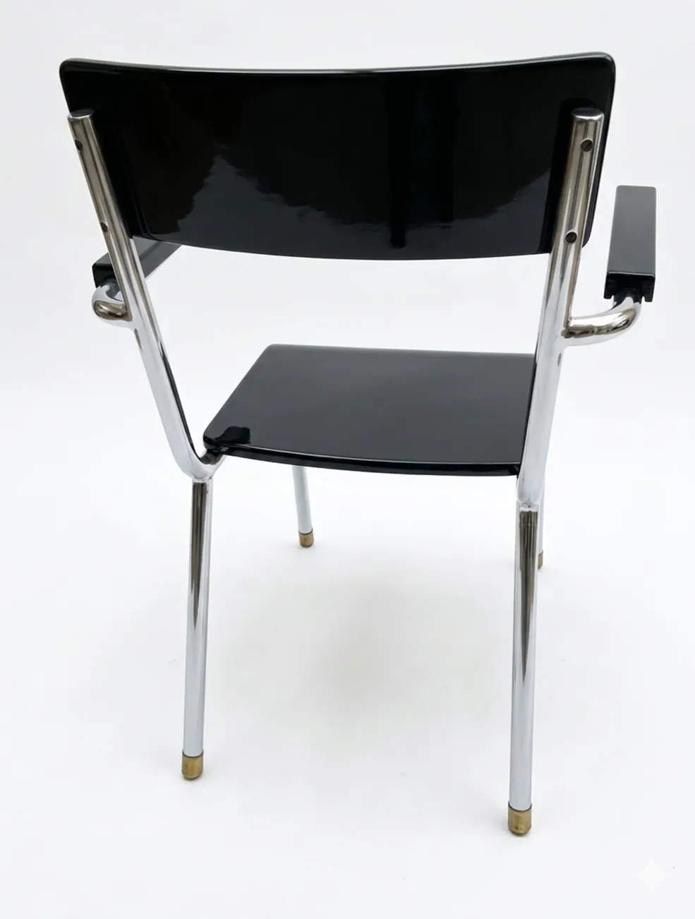 Vier antike Stühle im Bauhaus-Stil, klassisches Design.