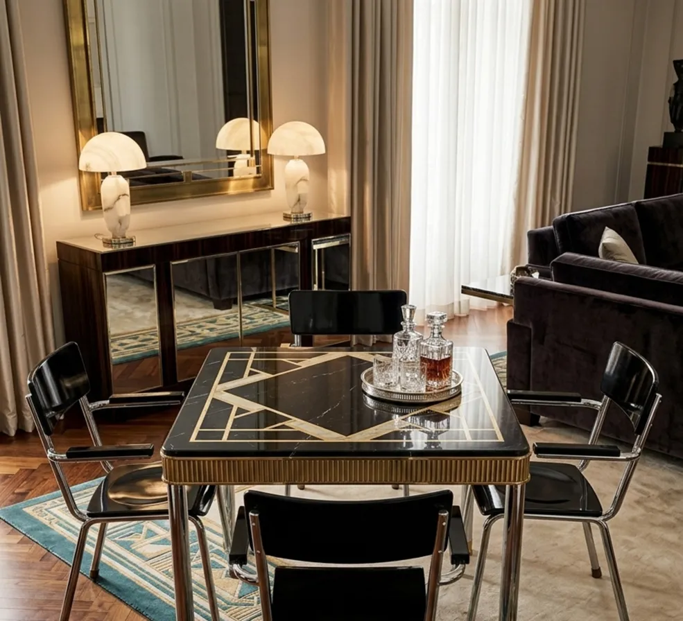 Четыре антикварных стула в стиле Баухаус в современном интерьере.