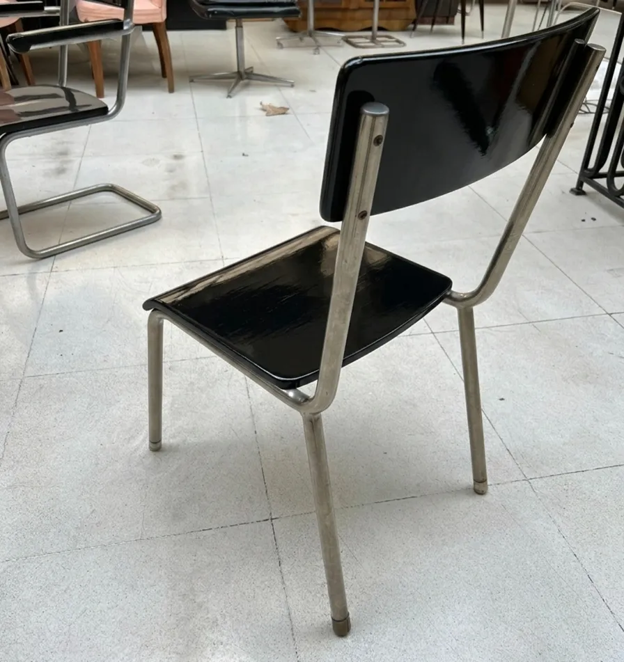 Vier antike Stühle in einem eleganten Umfeld