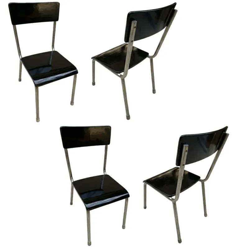 黒いアンティークbauhaus椅子4脚が中立的な背景にあります。