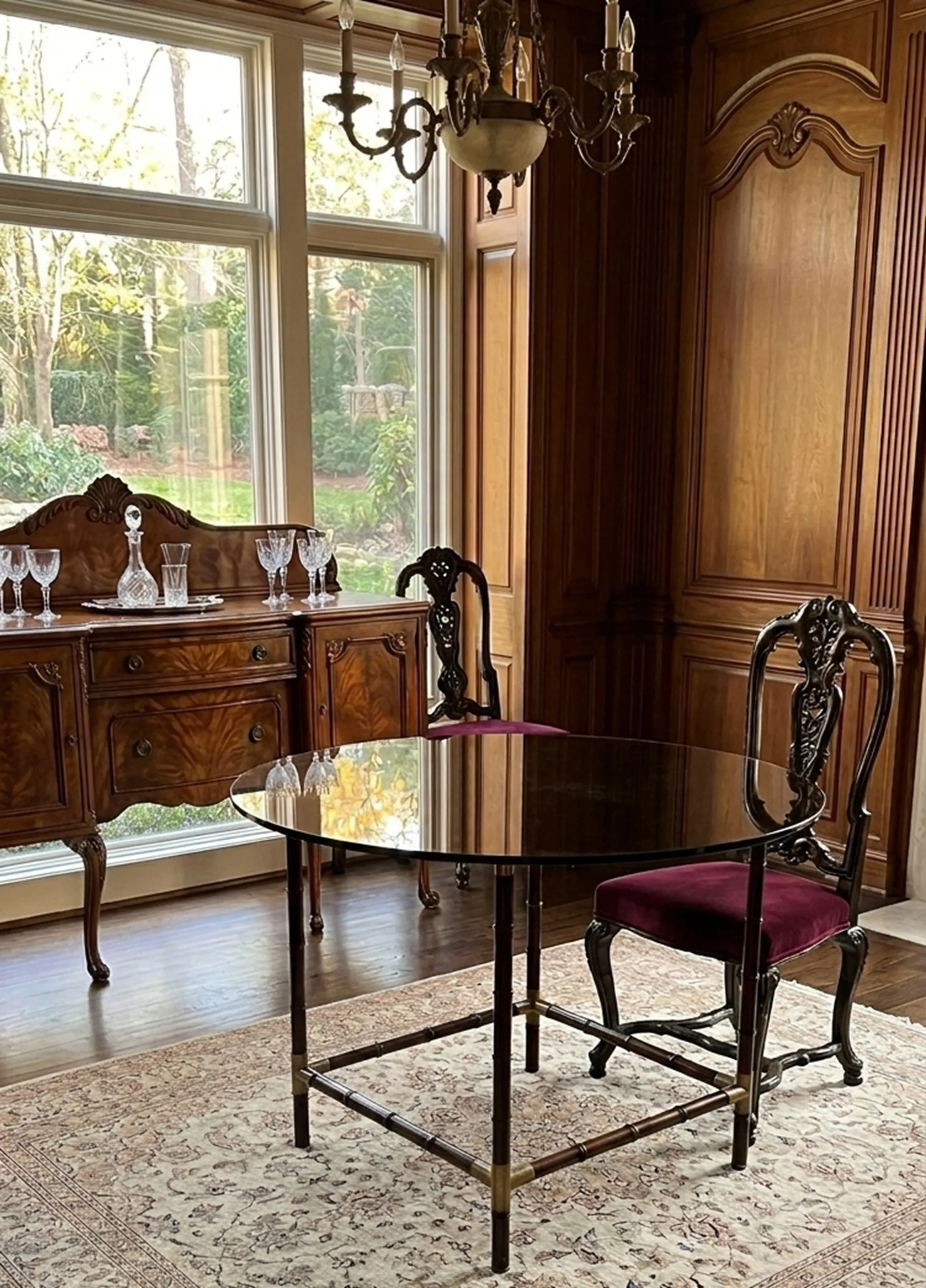 Deux chaises anciennes dans un cadre élégant avec une table et de la décoration