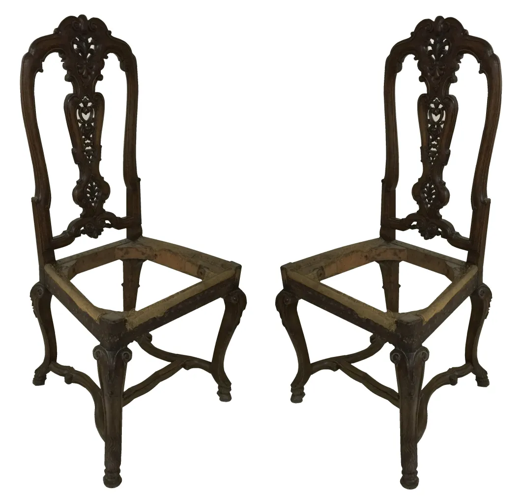 duas cadeiras antigas com design intricado prontas para restaurar