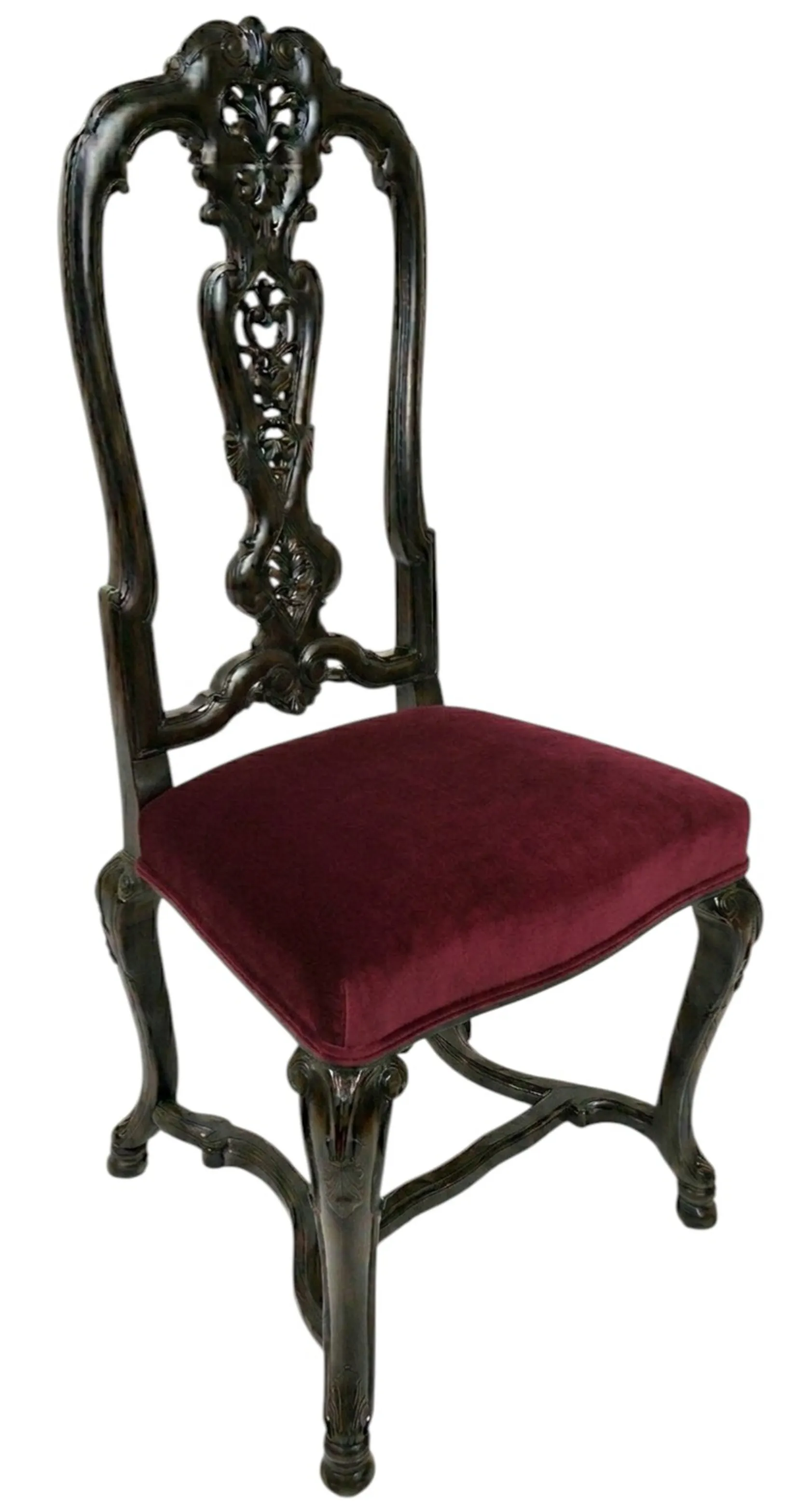 दो पुरानी कुर्सियाँ, जिनका decorative backrest, पुनर्स्थापित करने के लिए