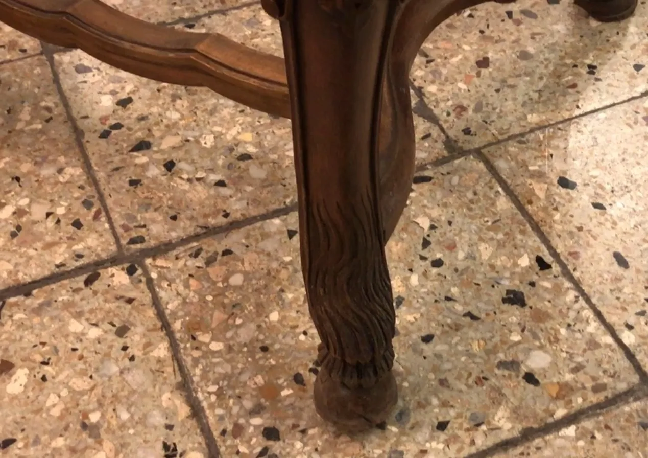 Deux chaises antiques avec des pieds décoratifs dans un cadre classique