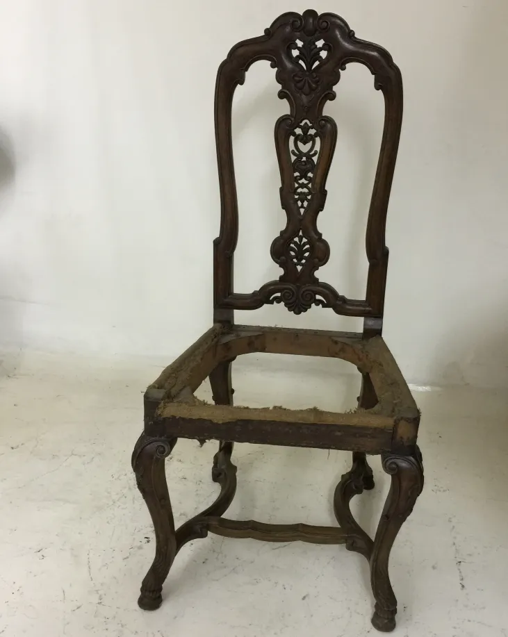 2 chaises anciennes à restaurer avec des détails intriqués