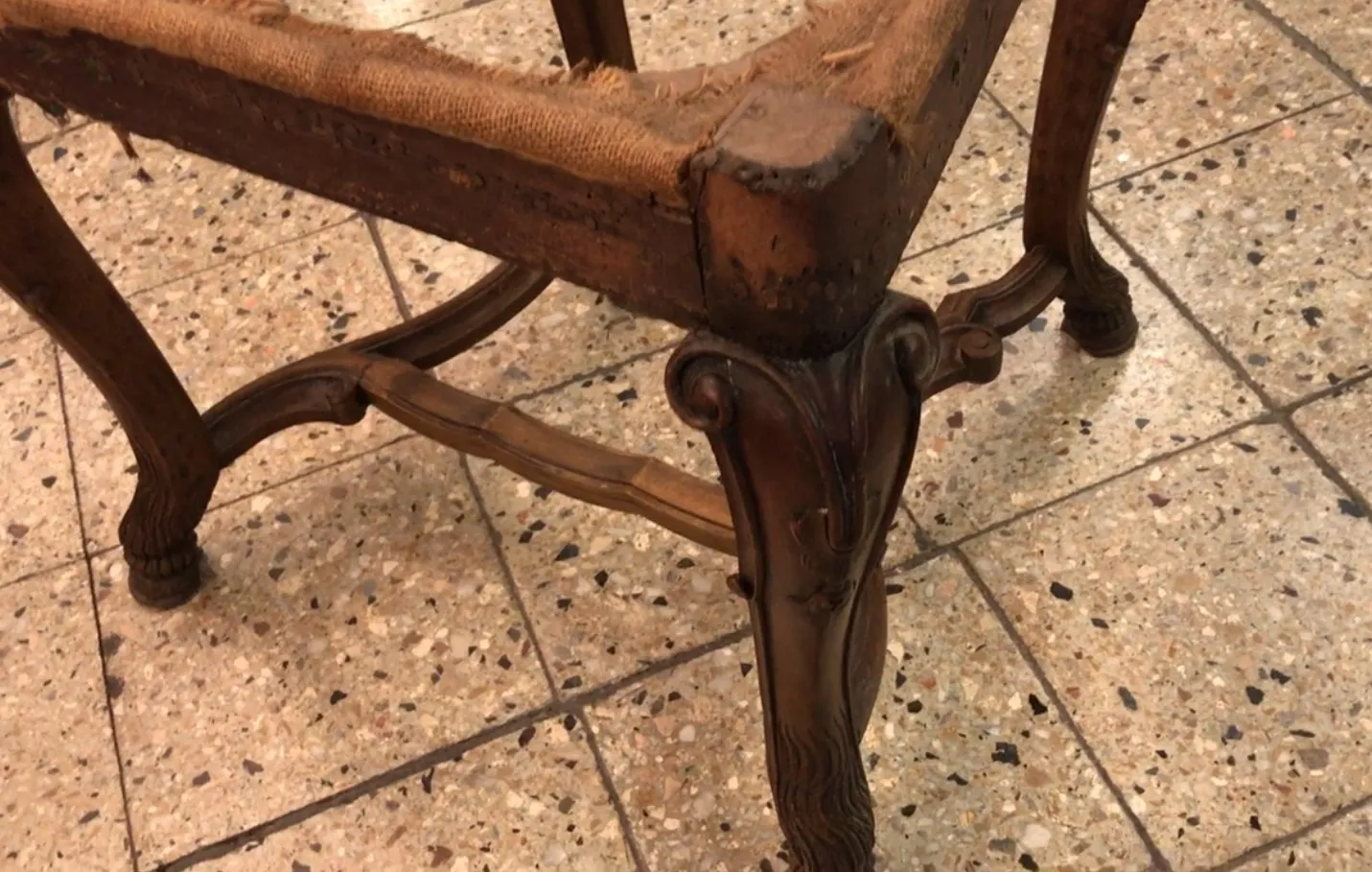 détail de deux chaises antiques, environnement classique