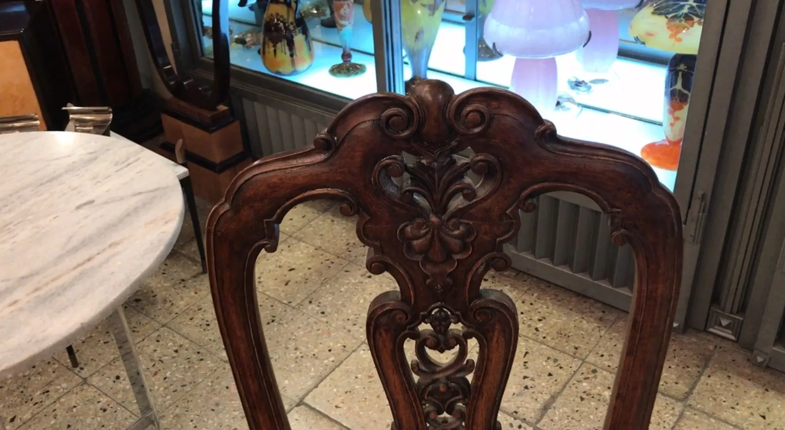 Duo de sillas antiguas con detalles ornamentales, ambiente vintage