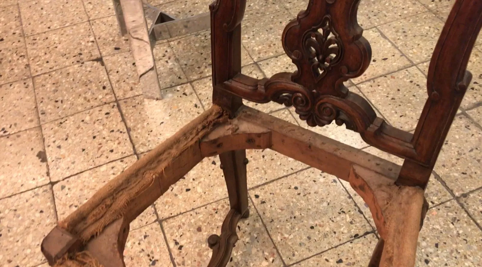 détail de 2 chaises anciennes dans un environnement usé