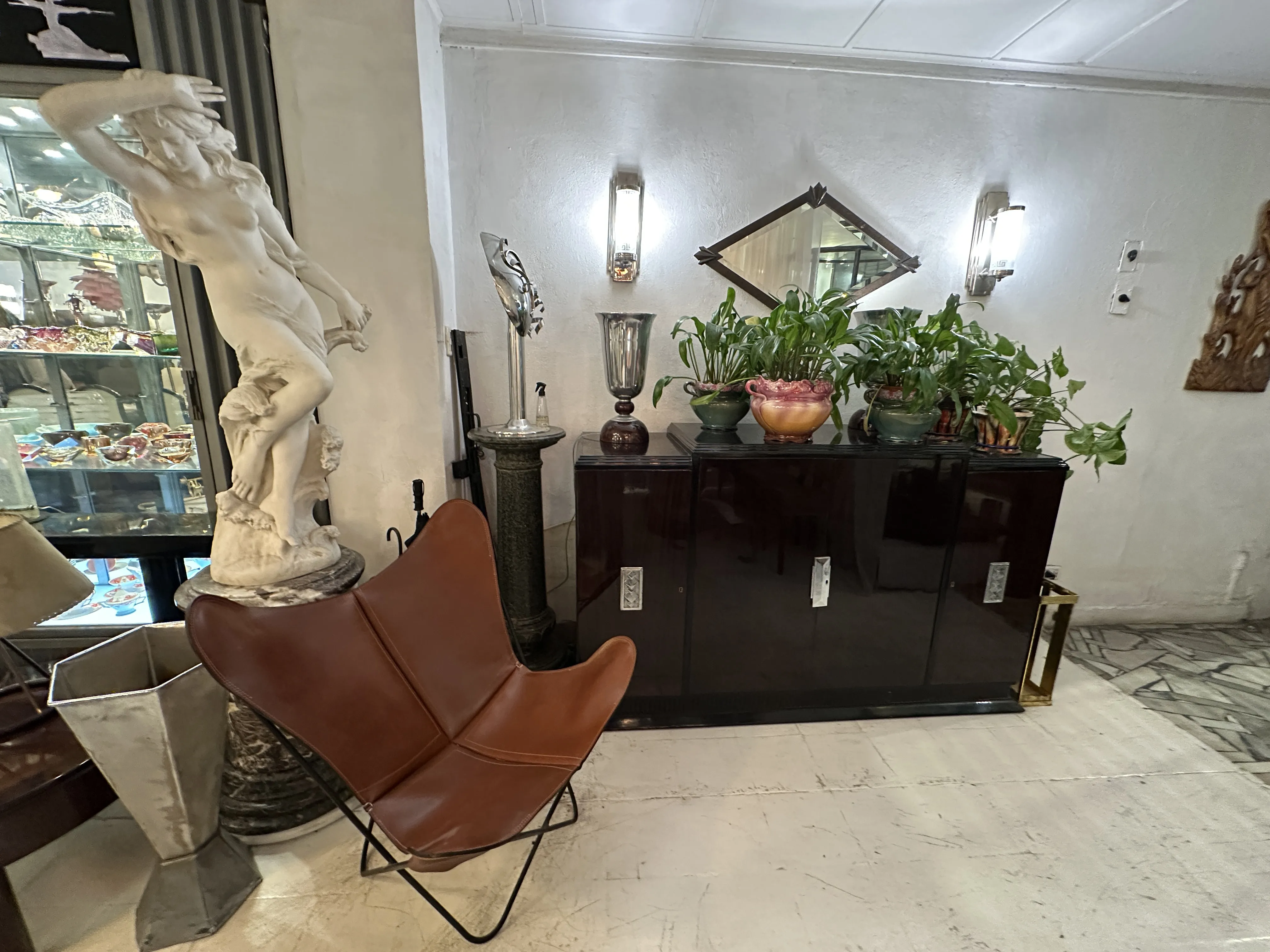 antiquariato decorativo con figura e piante in un ambiente accogliente.