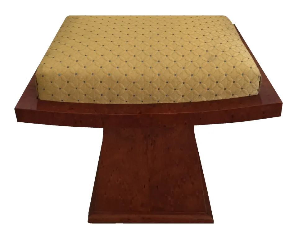 Sgabello classico con cuscino quadrato giallo