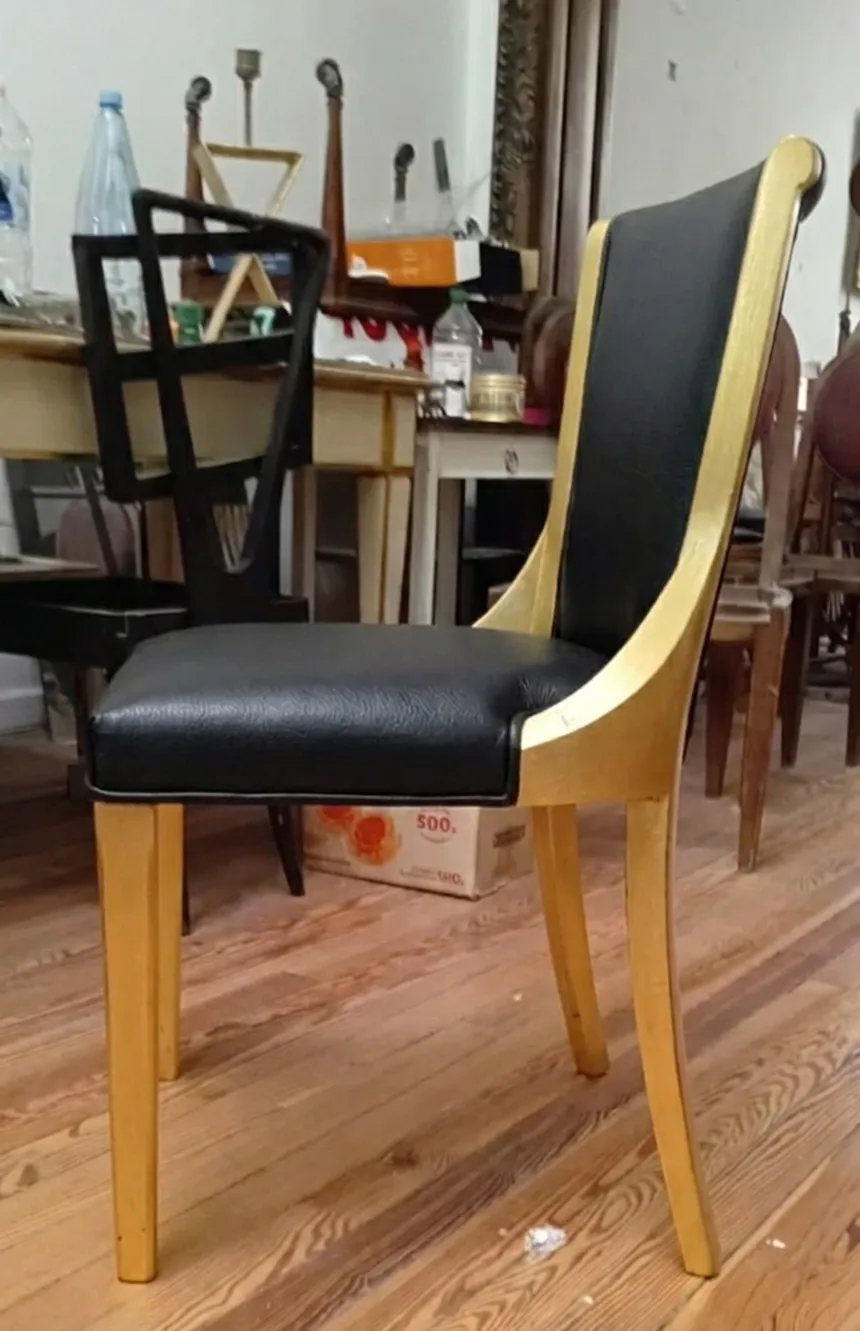 6 antike Stühle, in einer eleganten Restaurierungsumgebung