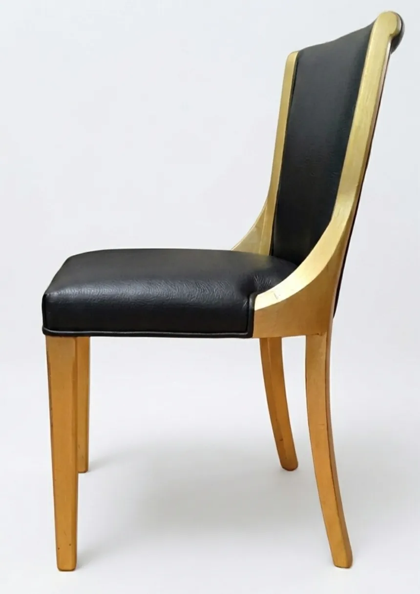 Vista laterale di 6 sedie antiche con design art deco