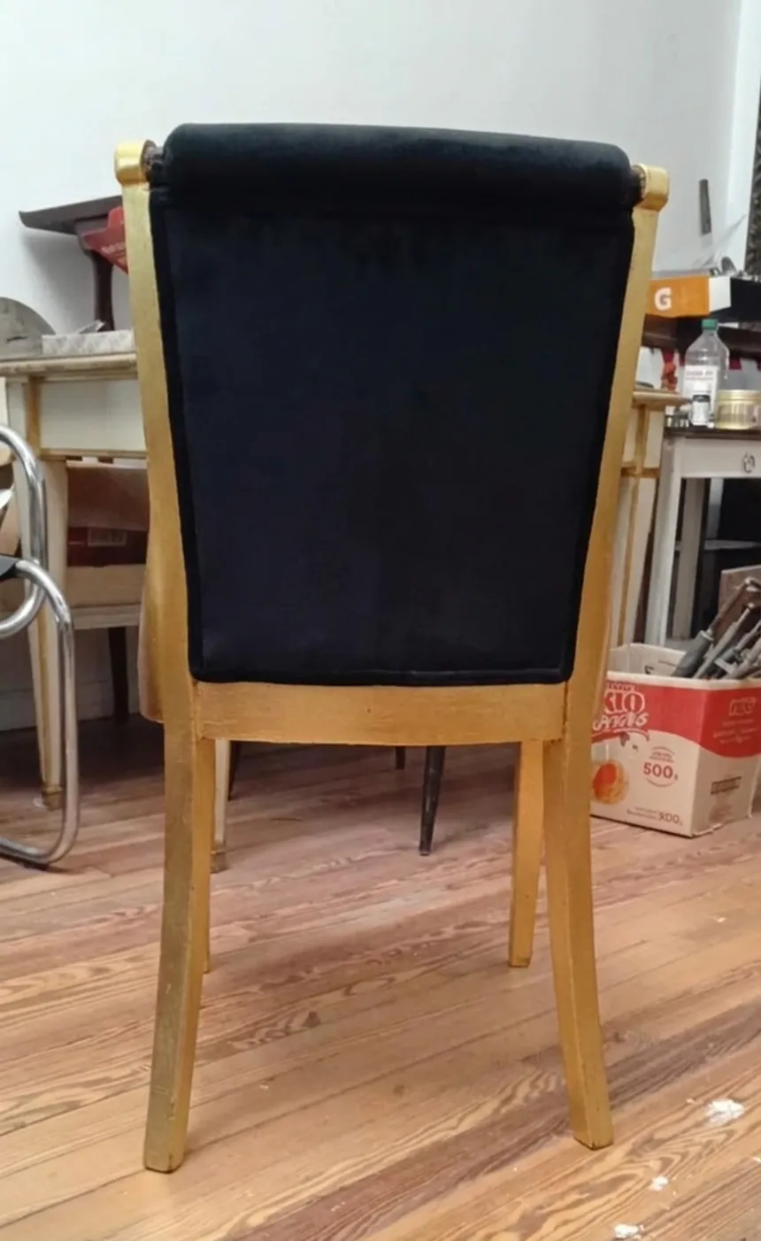 Vue arrière de 6 chaises anciennes avec tissu noir, environnement de restauration.