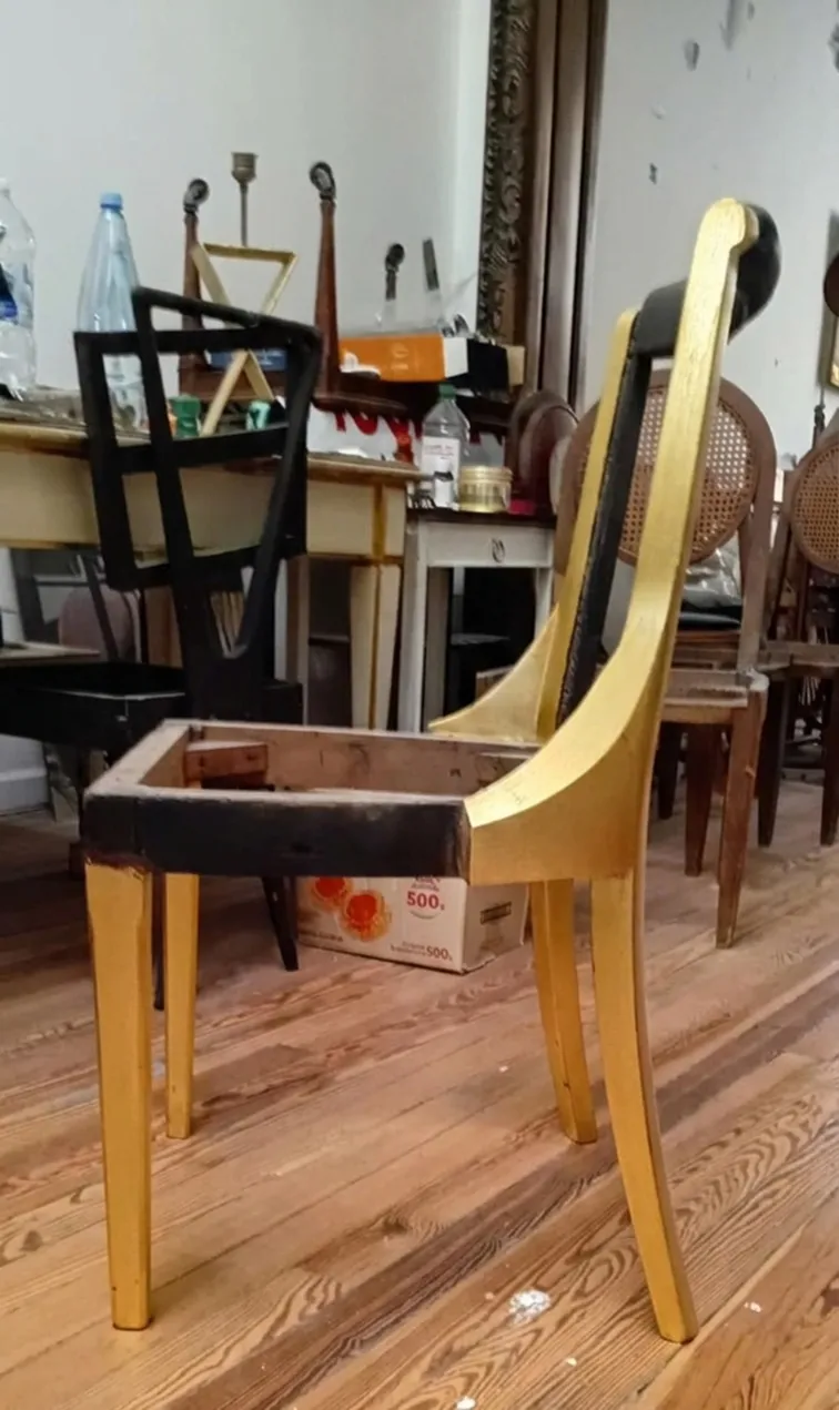 6 sedie in fase di restauro, alcune verniciate e altre in attesa di riparazione, ambiente con antiquariato.