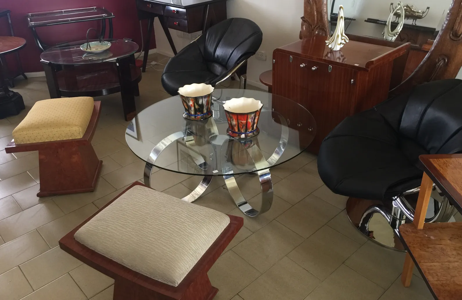 تابوريت بطراز قديم مع وسادة ناعمة في بيئة حديثة.