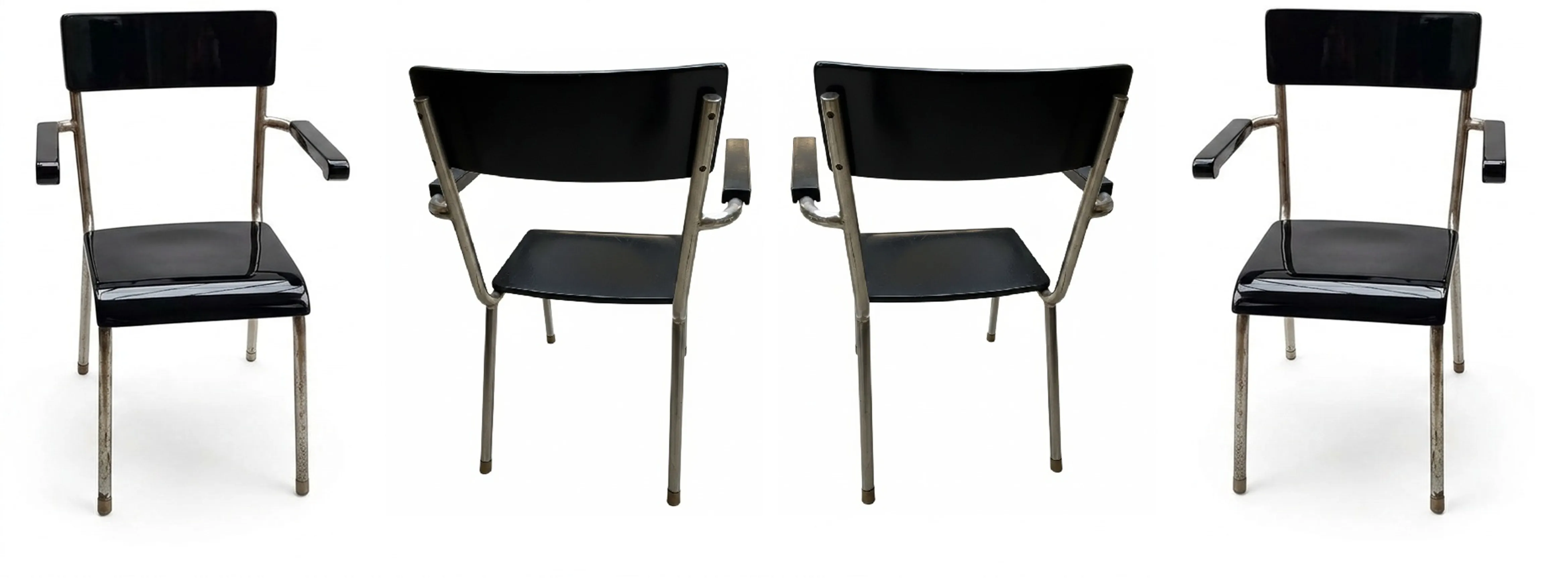 चार प्राचीन कुर्सियाँ, जिन्हें पुनर्स्थापित करने के लिए तैयार किया गया, काले रंग के और धातु की रचनाओं के साथ।