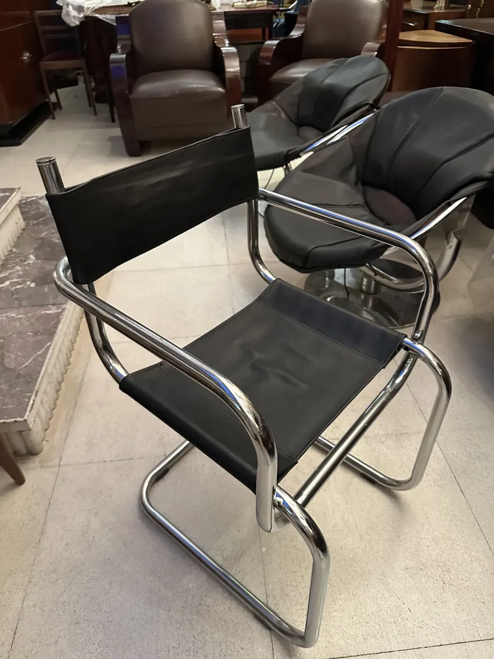 4 chaises anciennes dans un cadre classique, avec un design de dossier élégant