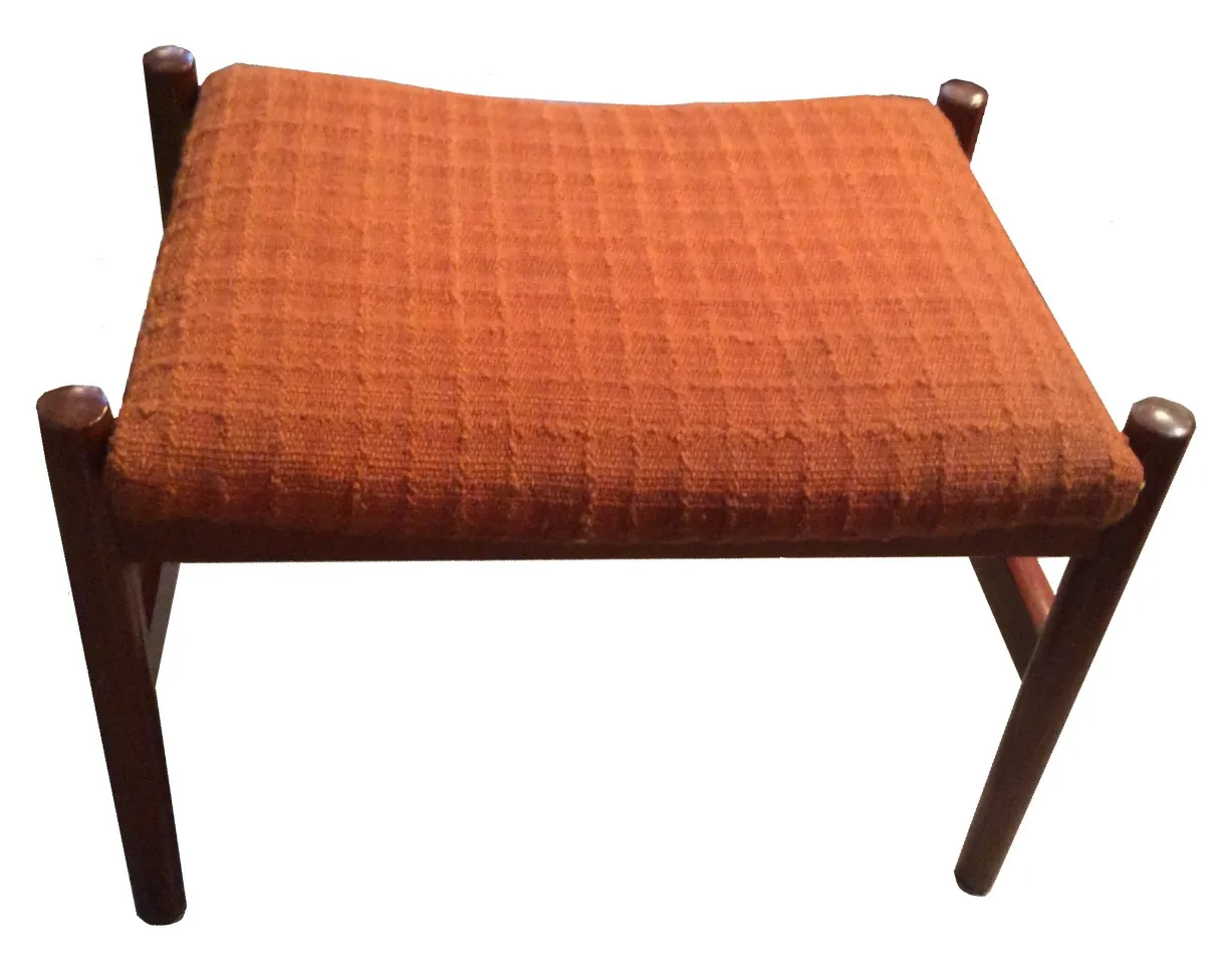 retro hocker mit holzbeinen und orangefarbigem bezug