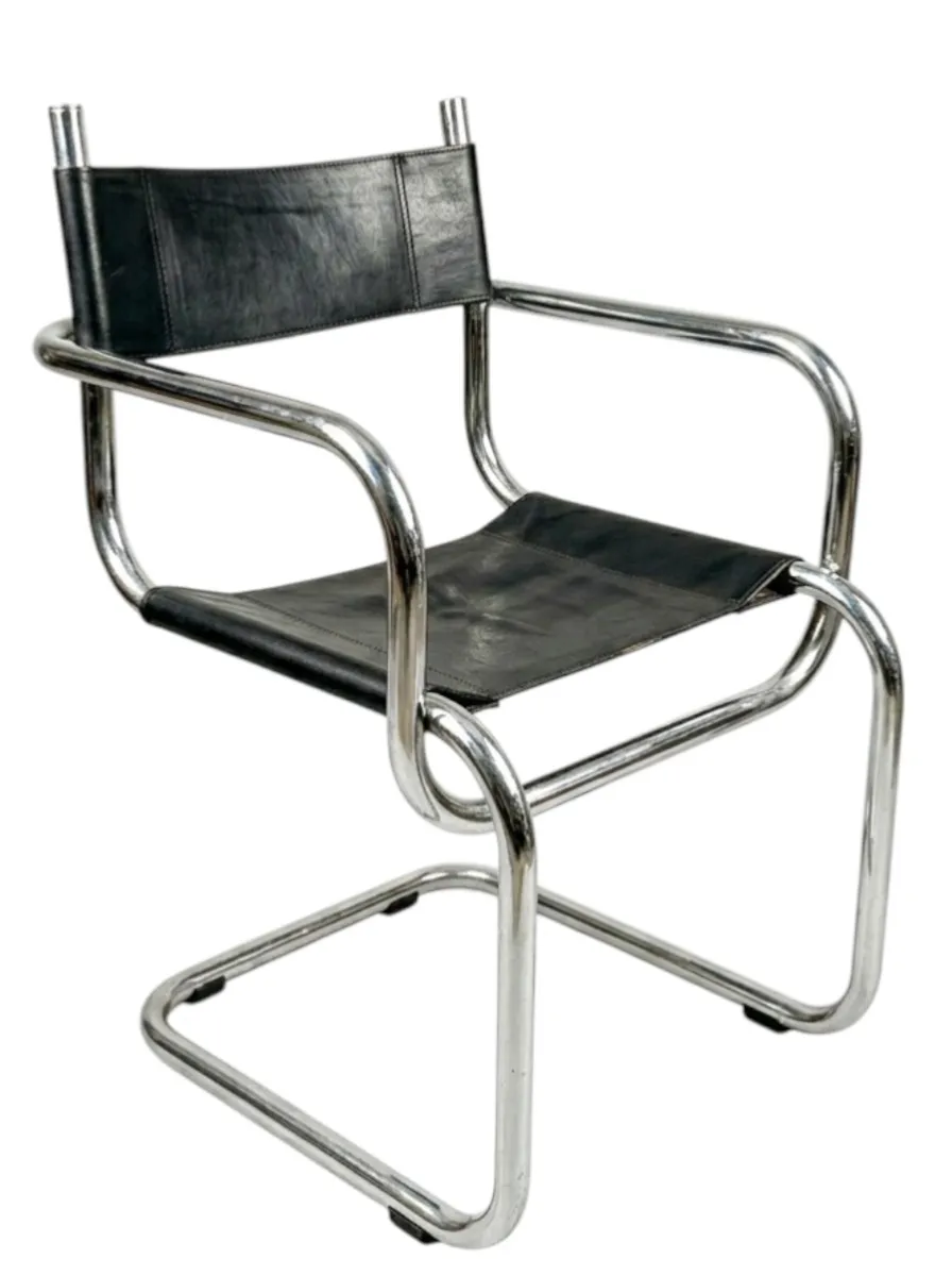 quatre chaises anciennes avec design élégant et moderne