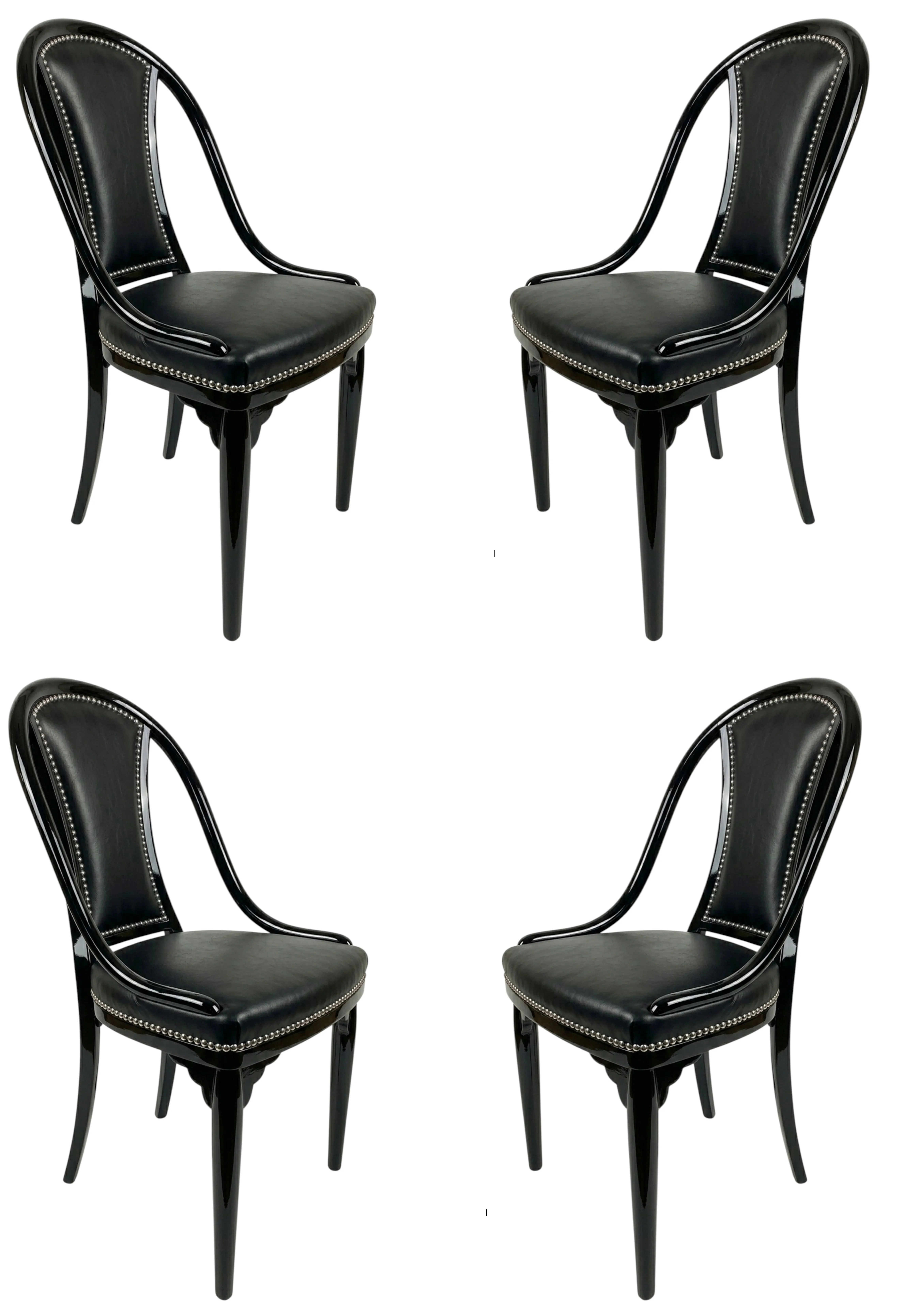 Ensemble de 4 chaises anciennes en bon état prêtes à être restaurées.