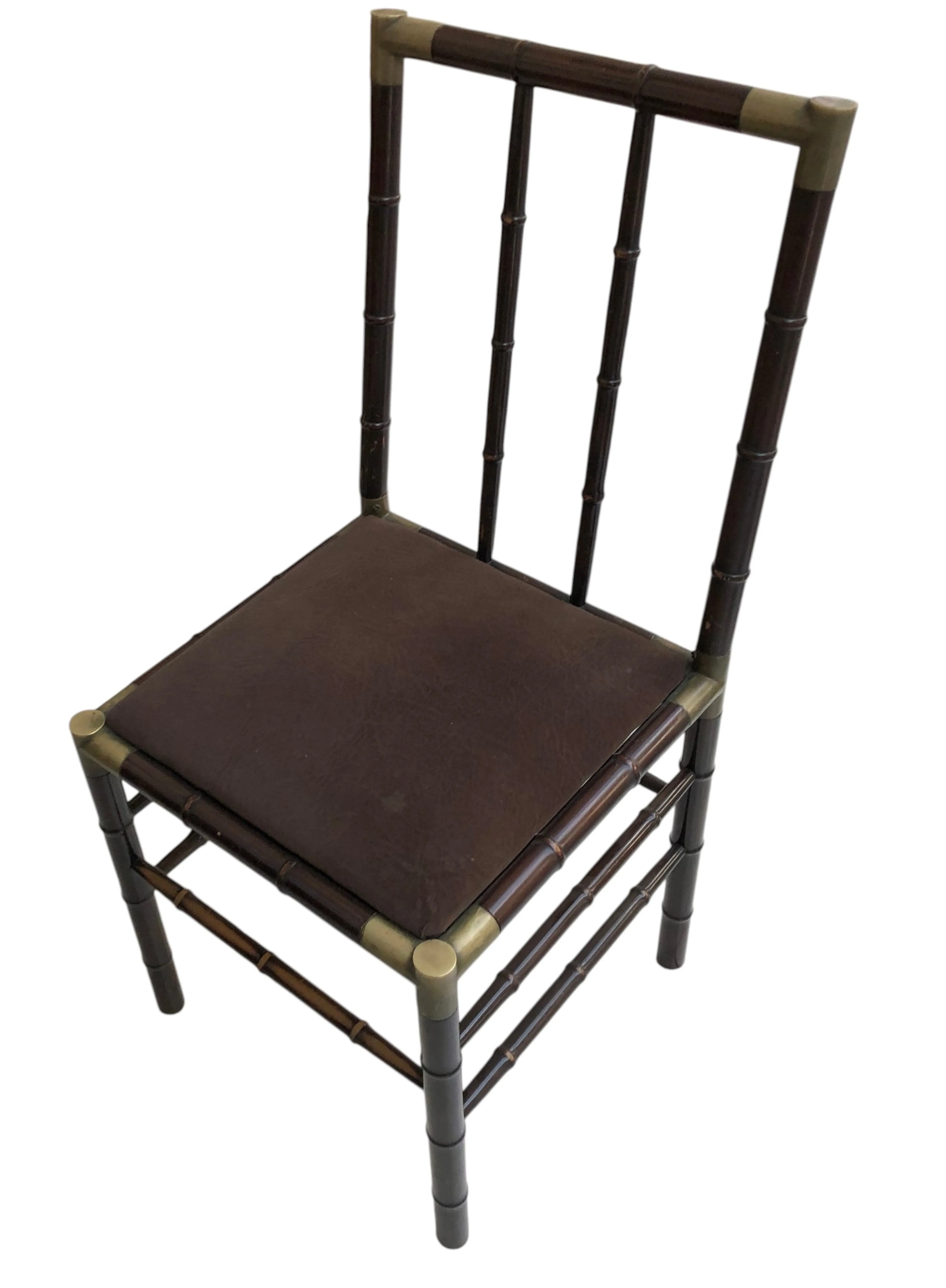 6 पुरानी कुर्सियों का सेट जिसमें आकर्षक विशेषताएँ और शानदार विवरण हैं