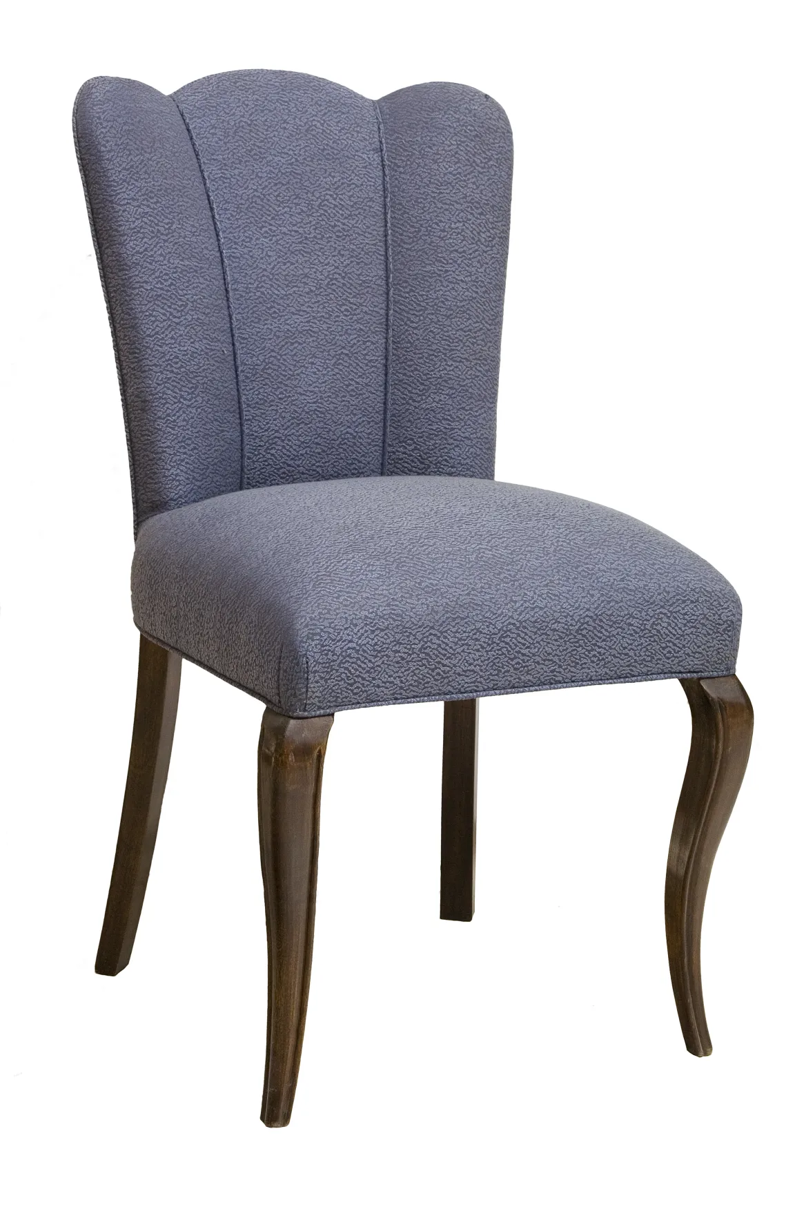 vue latérale de trois chaises anciennes prêtes à restaurer