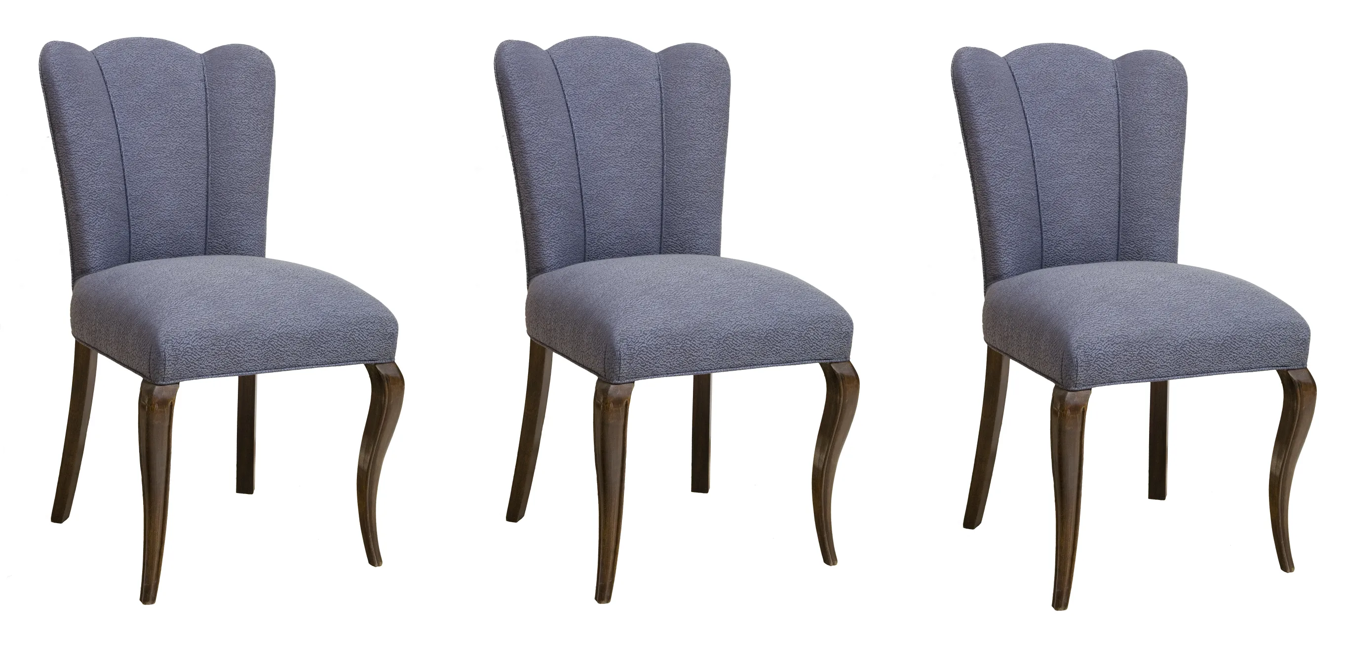 Trois chaises anciennes avec des dossiers hauts et des pieds courbés sur un fond neutre.