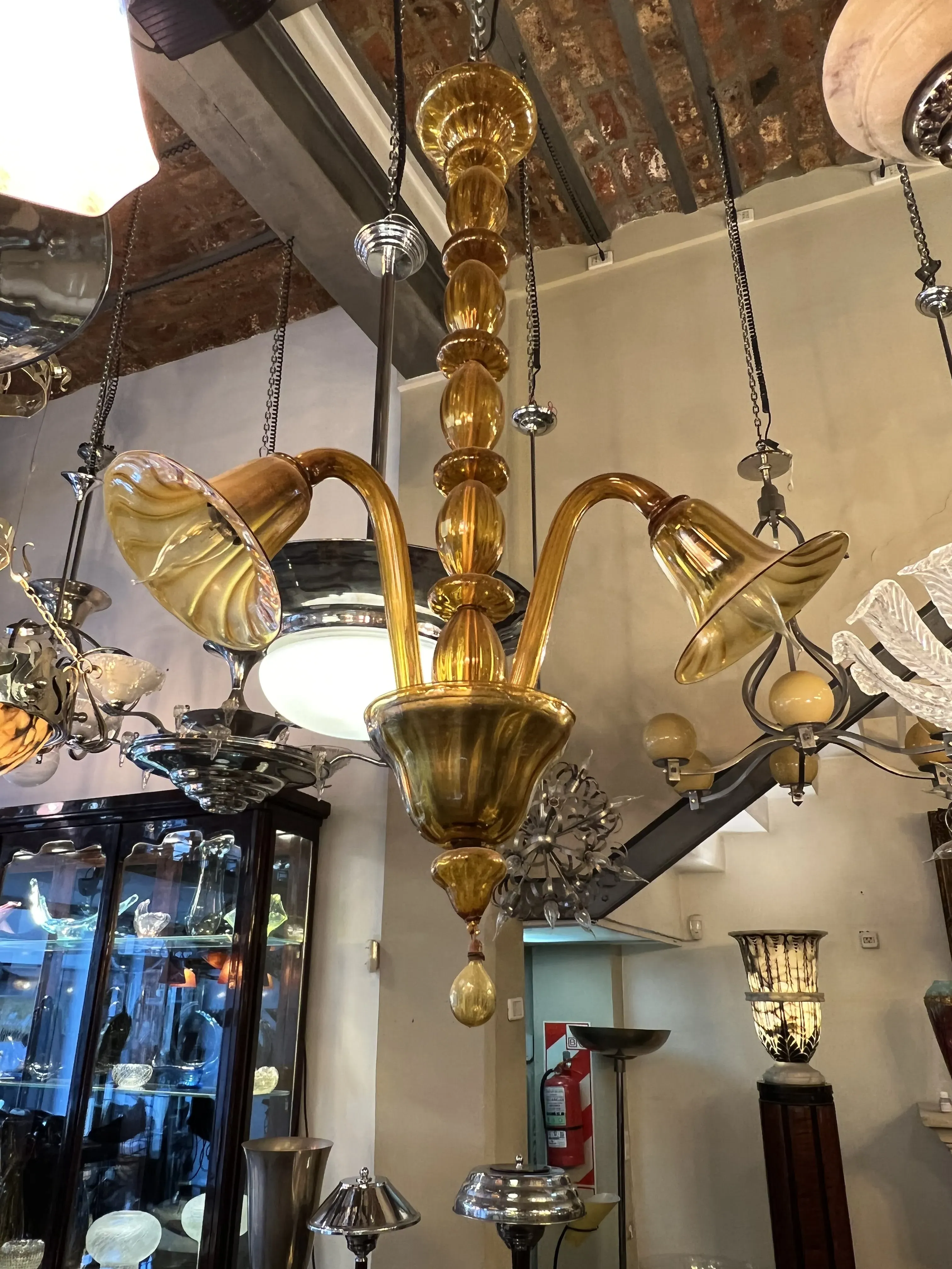 lustre ancien en laiton, éclairage élégant sur fond clair