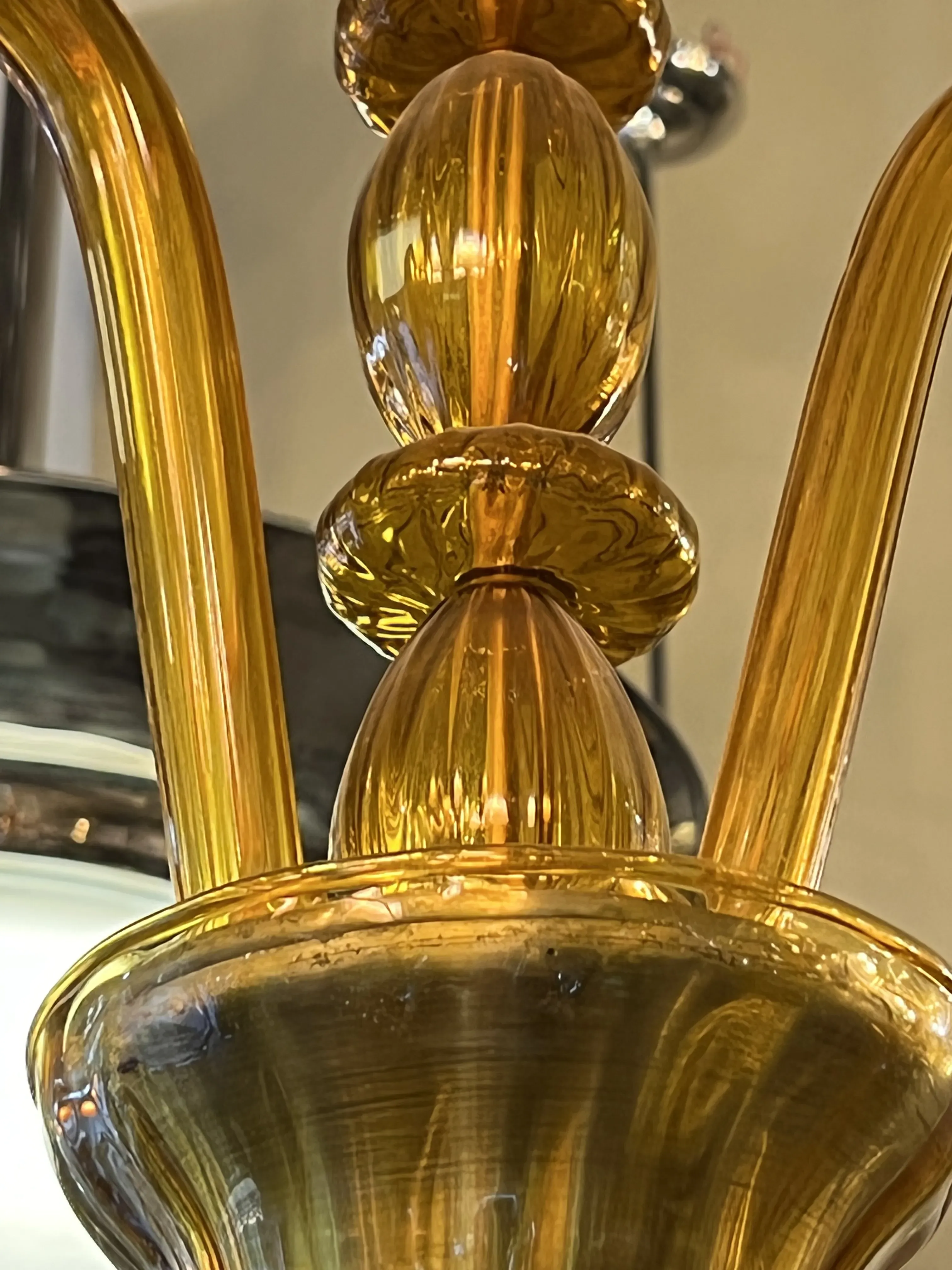 Lustre ancien de couleur jaune, avec des détails incurvés