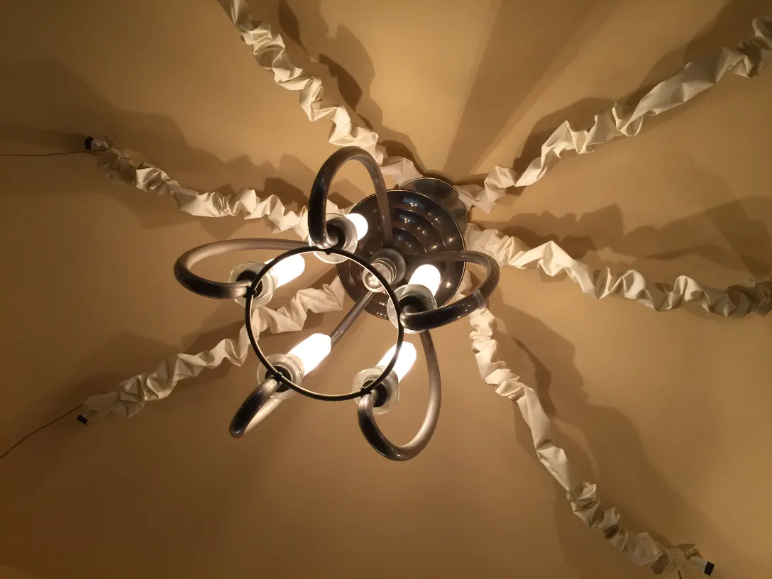 Lámpara de techo antigua con diseño de arte deco y luces