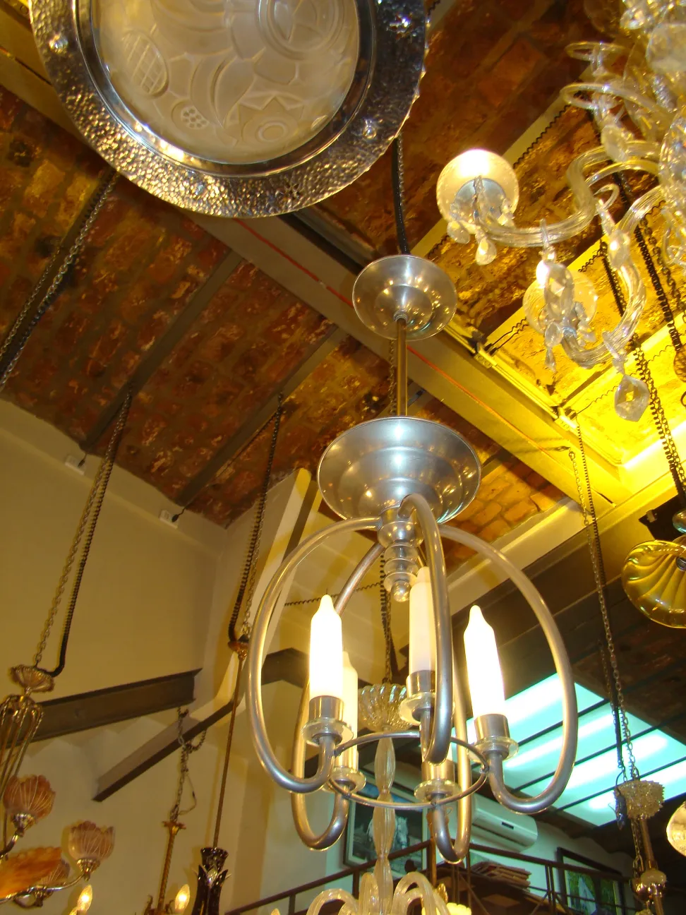 Lampada a sospensione antica in stile Art Deco con luci.