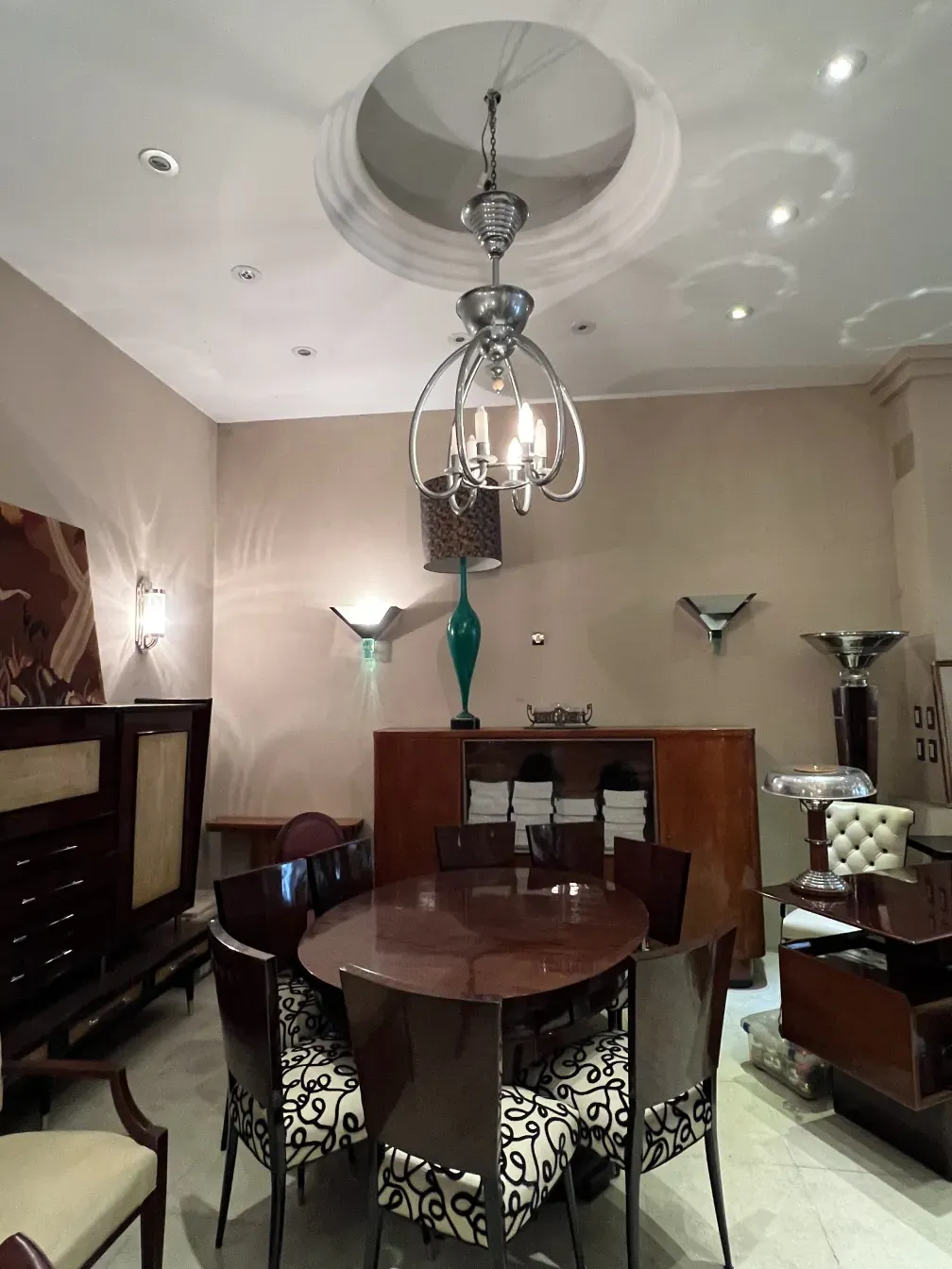 lampada a sospensione antica con design Art Deco in un ambiente moderno