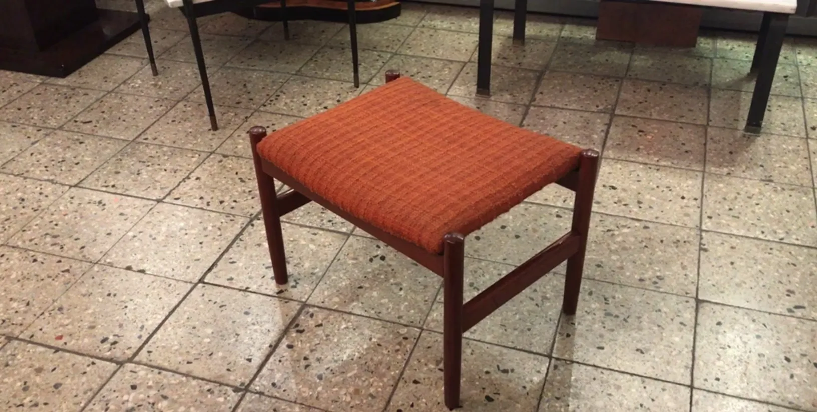 Tabouret ancien avec assise en tissu orange
