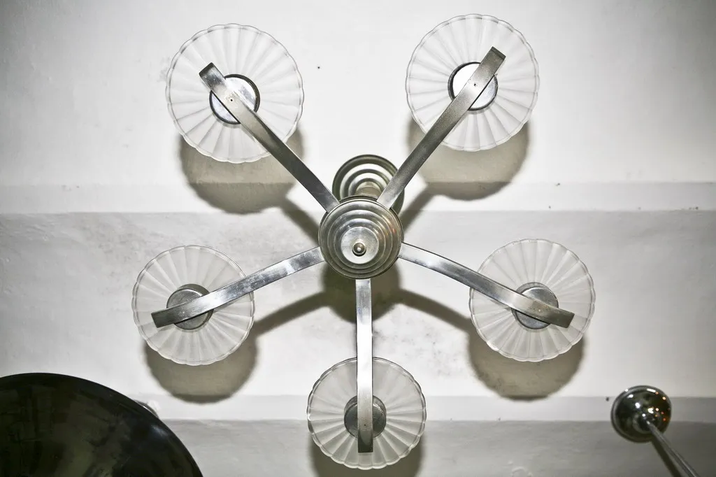 Lampada a sospensione antica con braccia eleganti e scherm