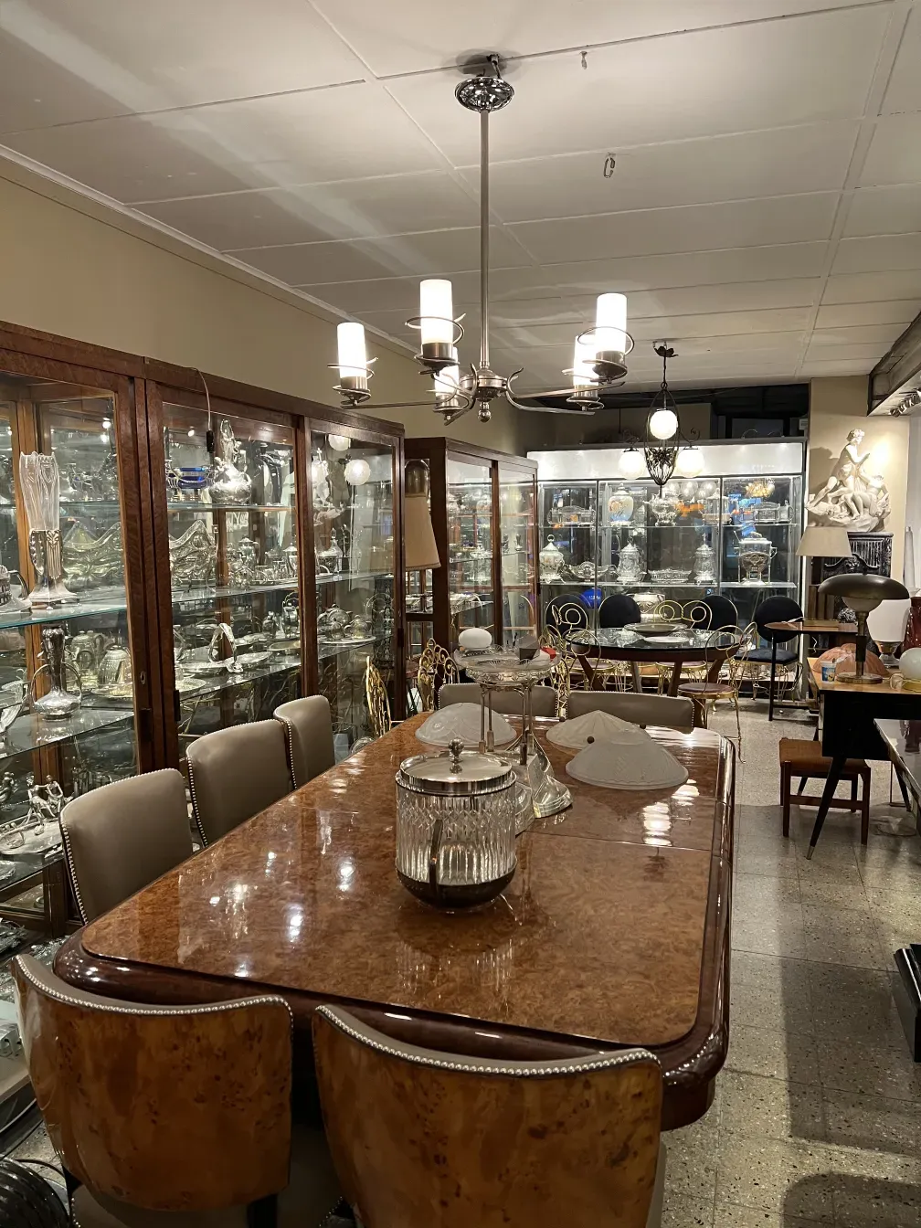 lustre ancien art déco illuminant une table élégamment dressée