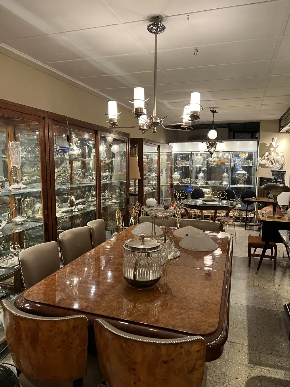 antiga lâmpada de teto art deco, branca e elegante, em um ambiente clássico