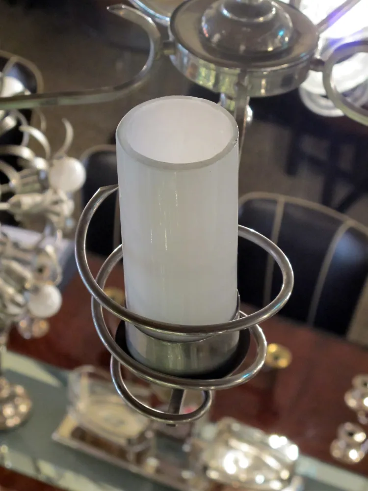 lampara de techo antigua con diseno artistico, iluminacion elegante en un ambiente clasico