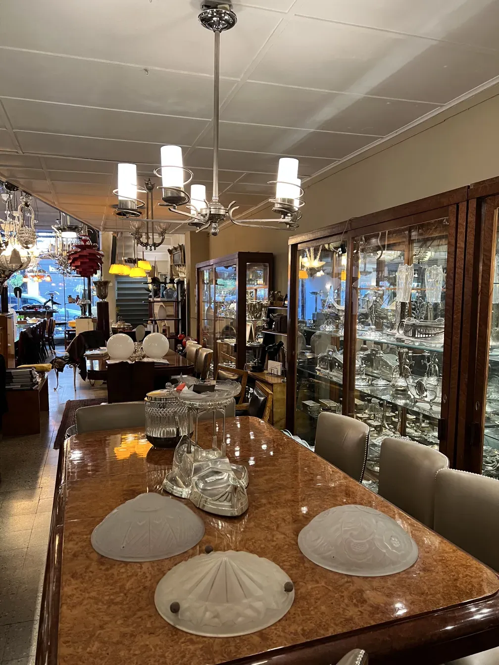 Antique hanging lamp in Art Deco style, elegant and bright, illuminating a cozy space.