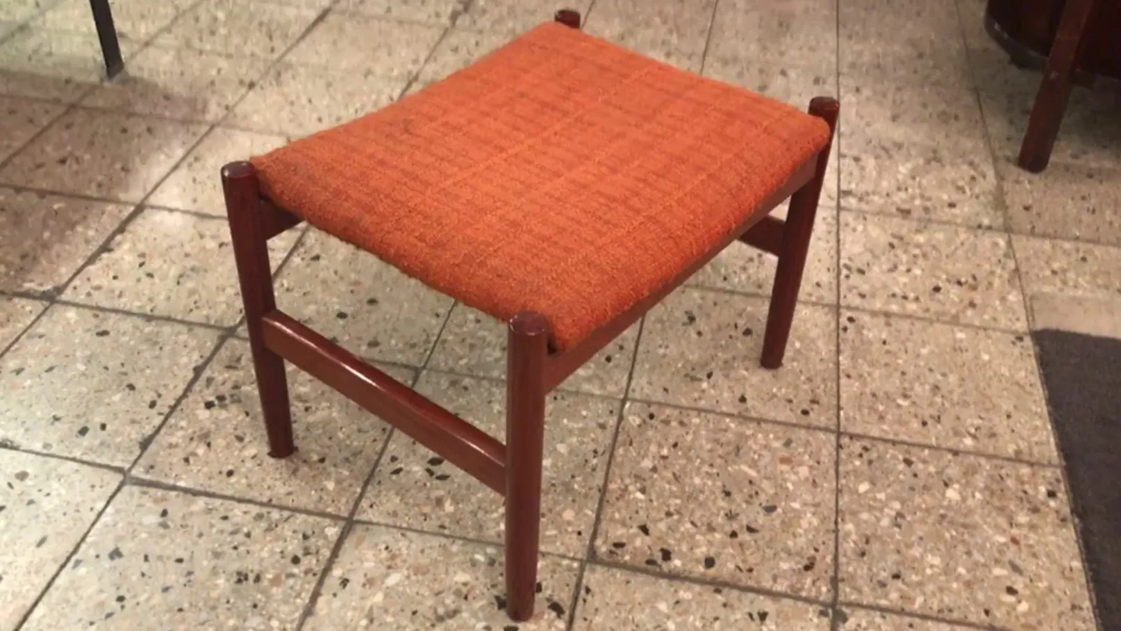Tabouret ancien avec dossier bas sur sol carrelé