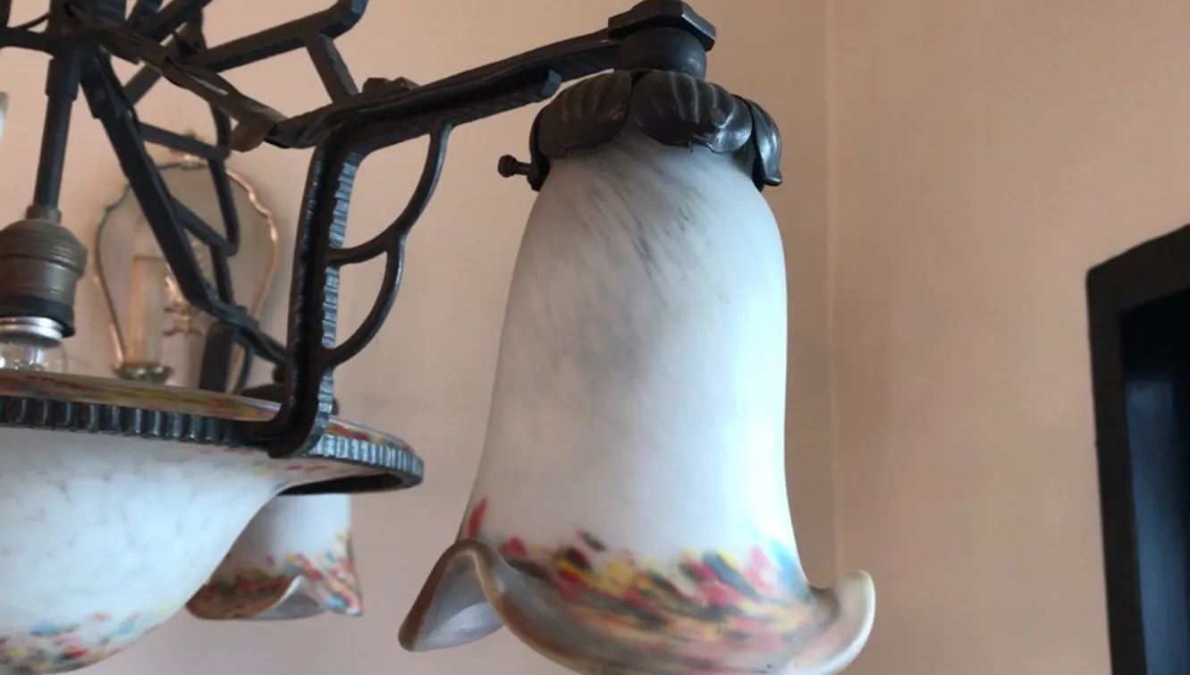 lampada a sospensione antica con dettagli in vetro colorati