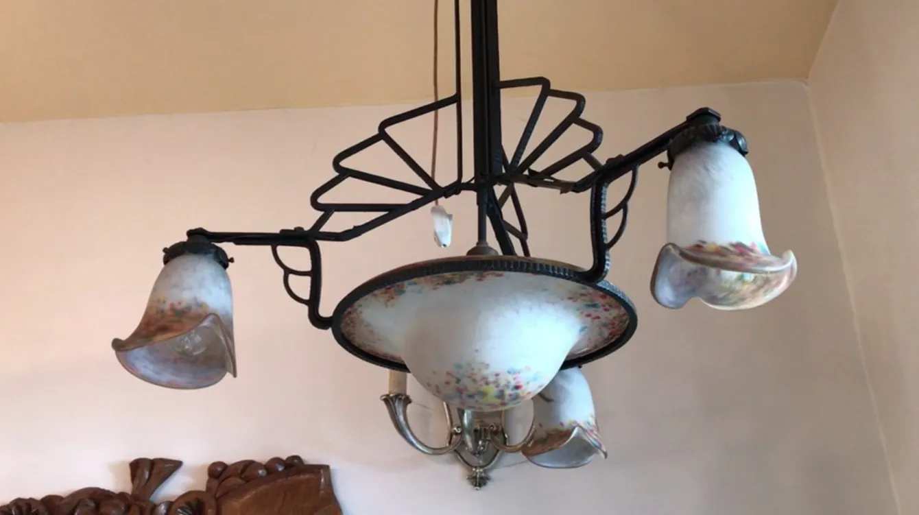 Antike Hängelampe mit bunten Glühbirnen und elegantem Design