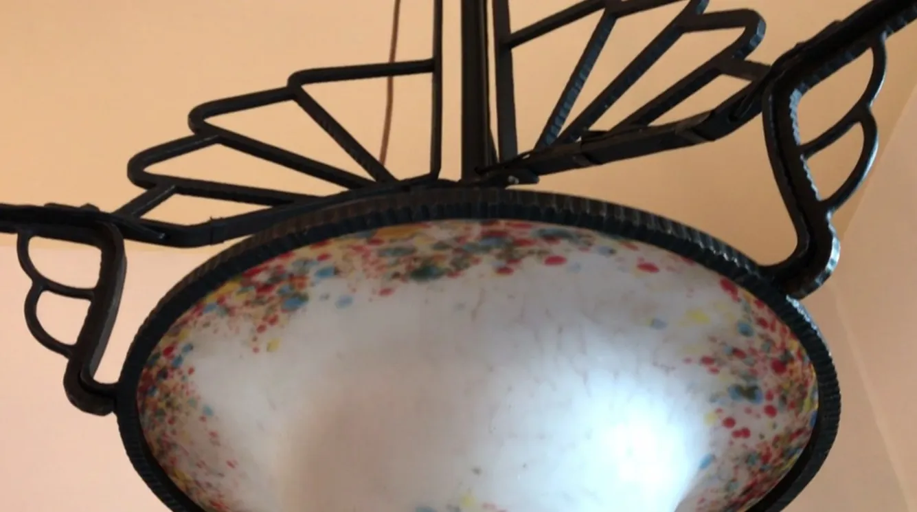 lâmpada de teto antiga Schneider com decoração colorida em um ambiente elegante