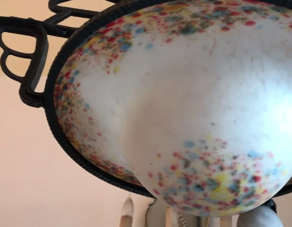 античная подвесная лампа ярких цветов в домашней обстановке