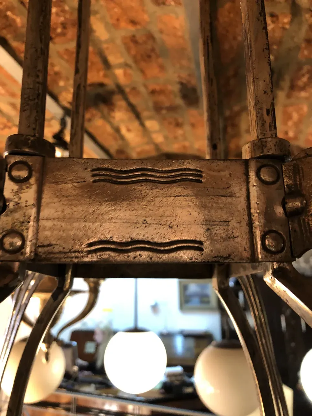 dettaglio di una lampada a sospensione antica stile Mackintosh, luci bianche