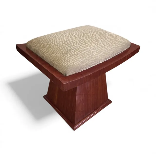 Sgabello con cuscino chiaro e base in legno lucido.