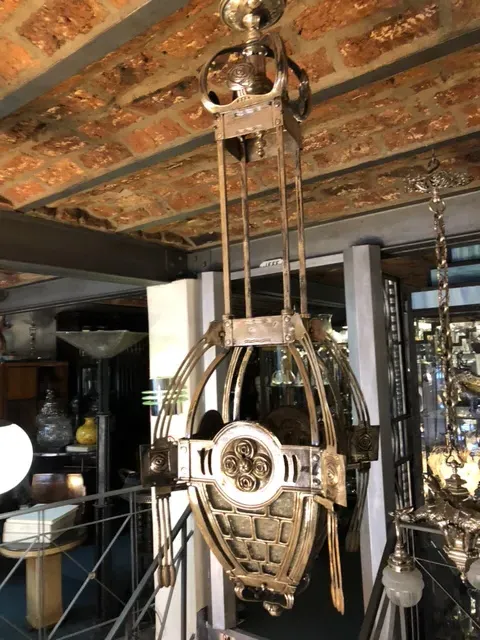 Lampada a sospensione antica con design dettagliato ed elegante, atmosfera classica.