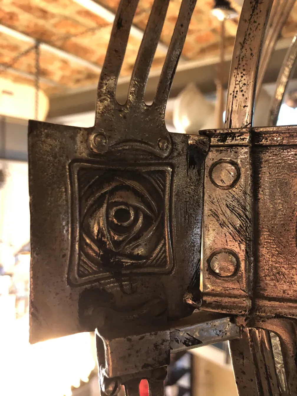 Lâmpada de teto antiga com um design exclusivo de Mackintosh.