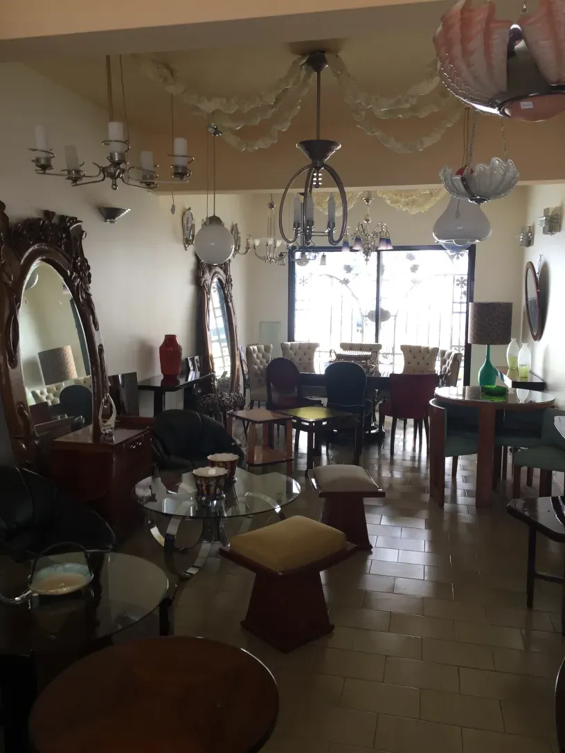 Antigua banqueta en un ambiente elegante con muebles variados.