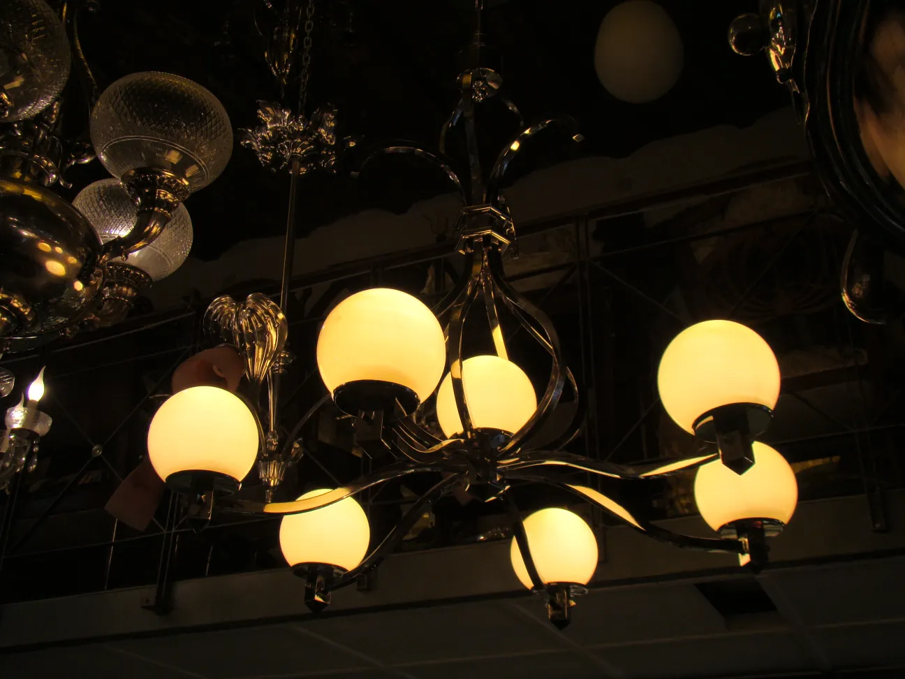 antica lampada a sospensione con più paralumi rotondi, art deco