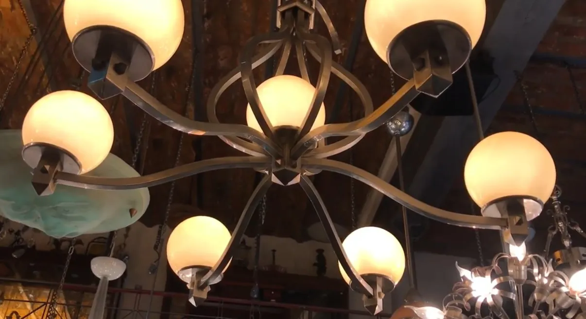 lustre ancien art déco avec sphères blanches dans un cadre accueillant